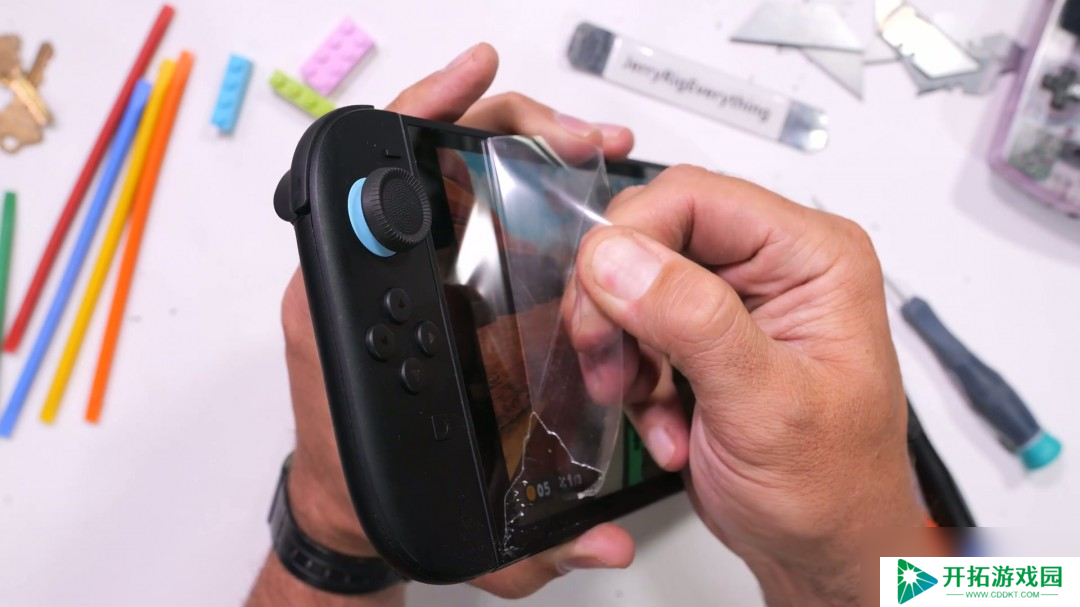 屏幕很能挨砸！Switch 2被锤子砸了50次后还能正常玩