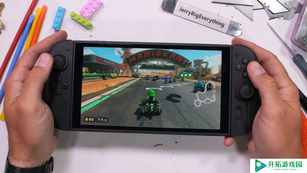 屏幕很能挨砸！Switch 2被锤子砸了50次后还能正常玩