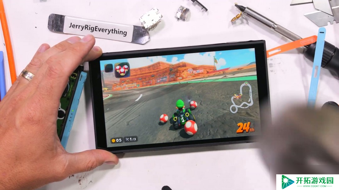 屏幕很能挨砸！Switch 2被锤子砸了50次后还能正常玩