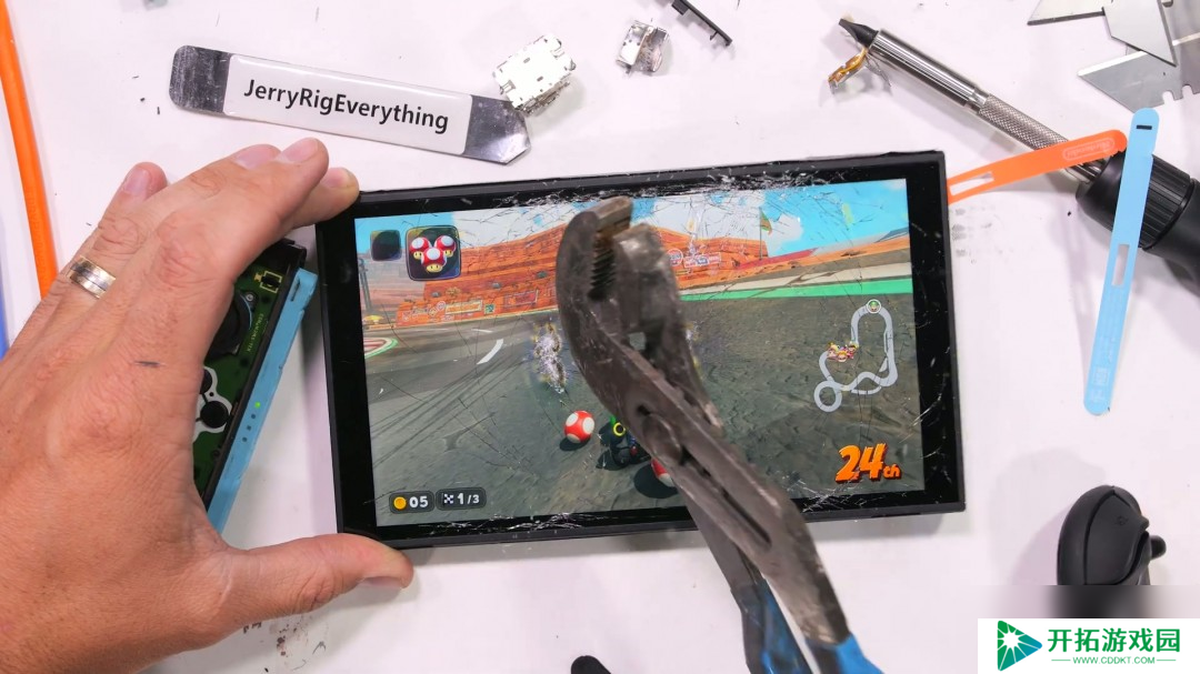 屏幕很能挨砸！Switch 2被锤子砸了50次后还能正常玩
