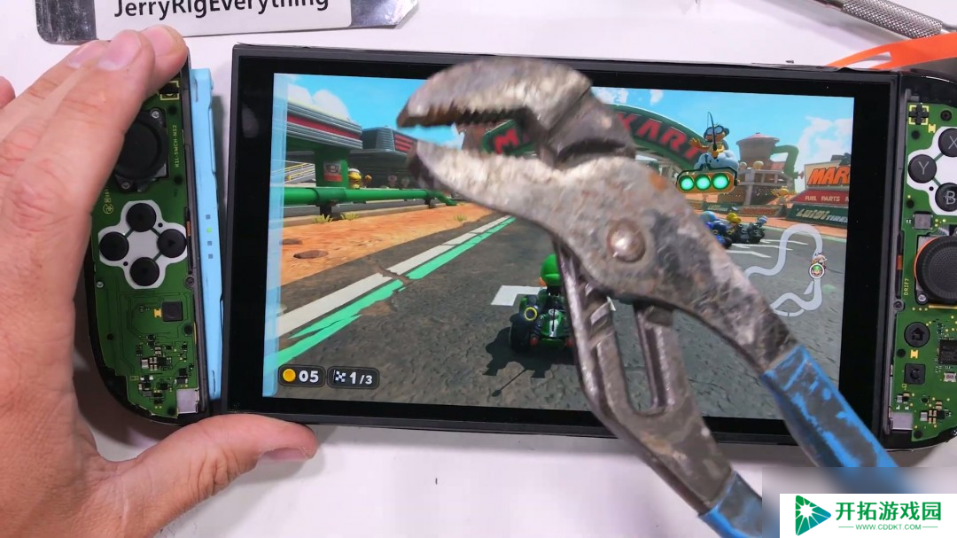 屏幕很能挨砸！Switch 2被锤子砸了50次后还能正常玩