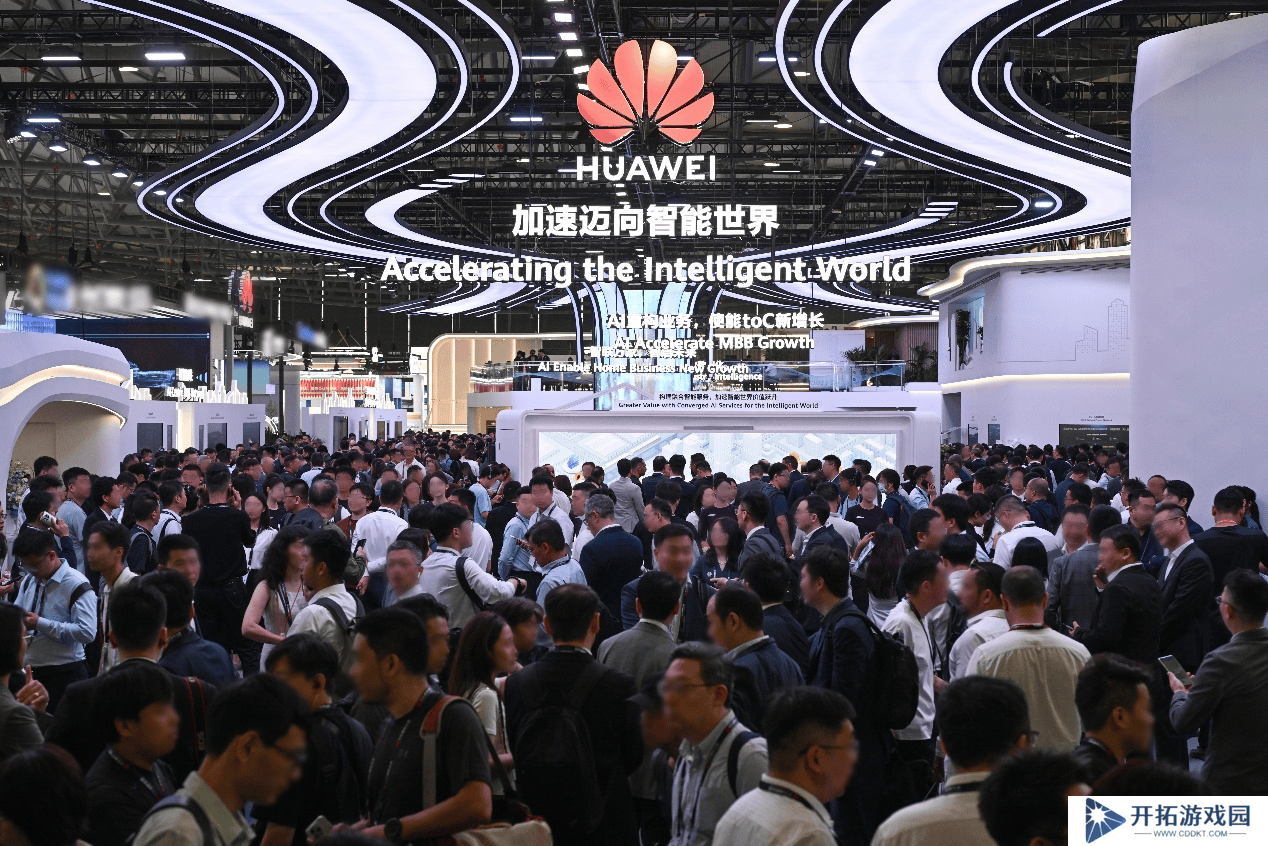 2025 MWC 上海华为N1展区